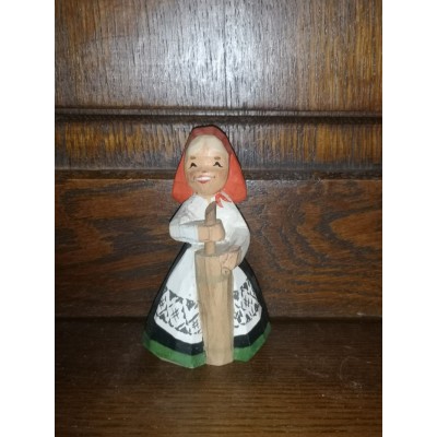 Henning carved by Hand in Norway Figurine en bois Femme fermière du Folklore Norvégien