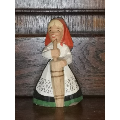 Henning carved by Han in Norway Figurine en bois Femme fermière du Folklore Norvégien