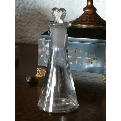 Flacon de parfum avec cabochon en forme de coeur