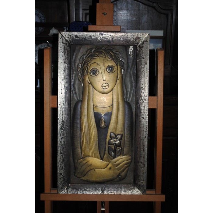 Sculpture sur Cuivre estampé Jeune Vierge signée en HAUT à droite dans un encadrement en bois