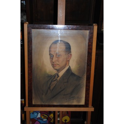 Portrait énigmatique Dessin à la craie grasse d'un homme signé en BAS à droite