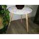 Table tripode blanche et pieds en bois naturel