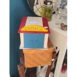 Ancien garage CIJ avec sa boîte