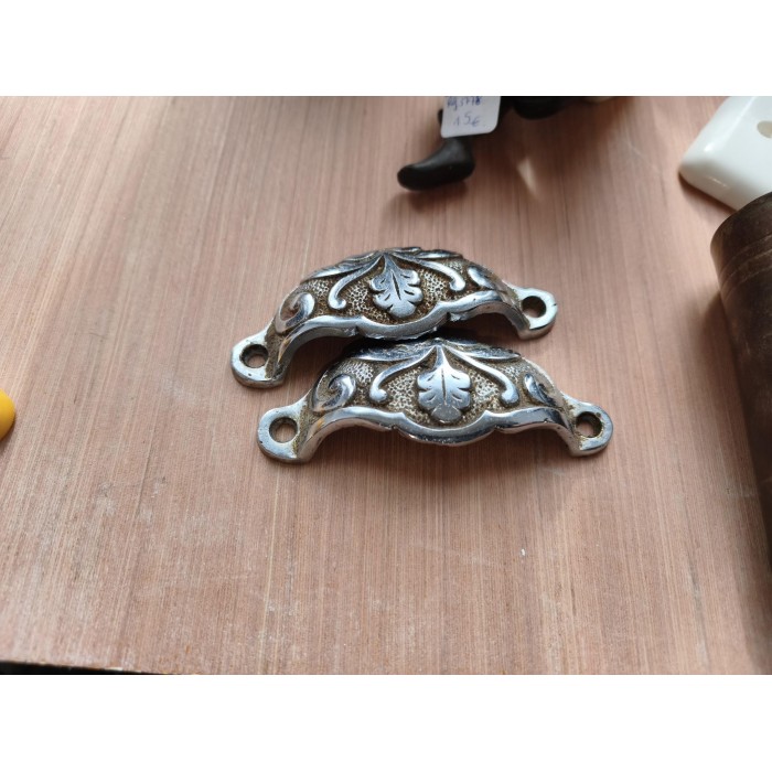 Paire de poignées coquilles anciennes décorées