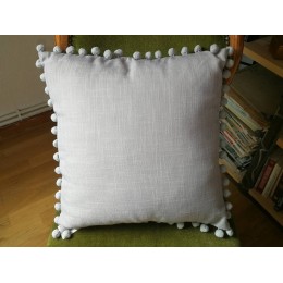 Coussin gris à pompons 45 x 45