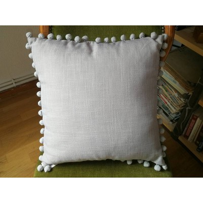 Coussin gris à pompons