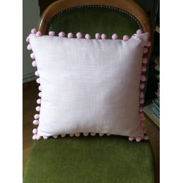 Coussin rose à pompons 45 x 45