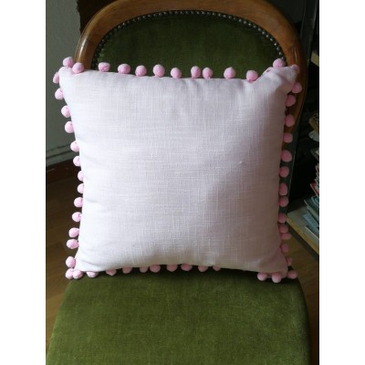 Coussin rose à pompons