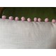 Coussin rose à pompons