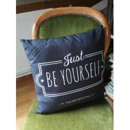 Coussin avec housse noir à message Just be yourself You are beautiful 45 x 45