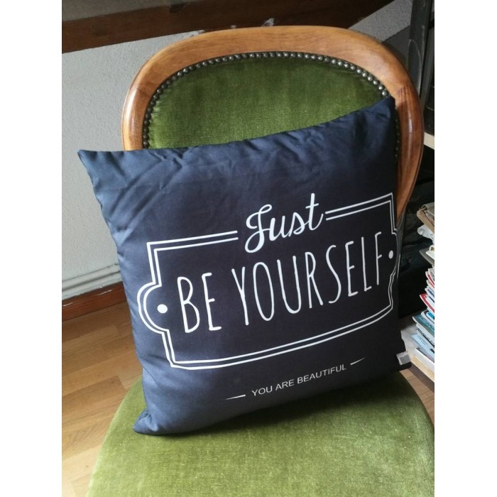 Coussin avec housse noir à message Just be yourself You are beautiful