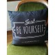 Coussin avec housse noir à message Just be yourself You are beautiful