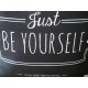 Coussin avec housse noir à message Just be yourself You are beautiful