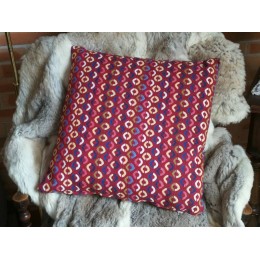 Coussin rouge à motif géométrique coloré 45 x 45