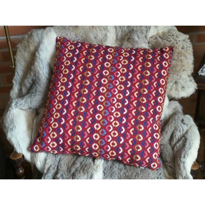 Coussin rouge à motif géométrique coloré 45 x 45