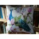 Coussin blanc et coloré à motif de paon et de fleurs 45 x 45