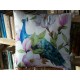 Coussin blanc et coloré à motif de paon et de fleurs 45 x 45