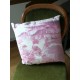 Coussin rose et blanc à motif floral