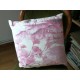 Coussin rose et blanc à motif floral