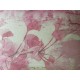 Coussin rose et blanc à motif floral