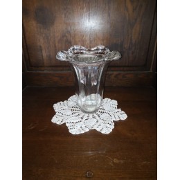 Vase en cristal de forme tulipe à bords collerette