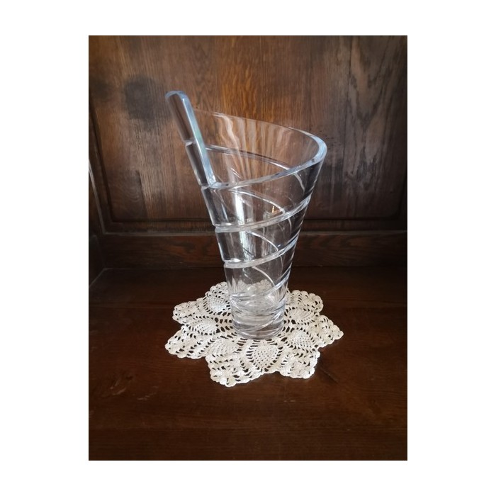 Vase en cristal de forme spirale